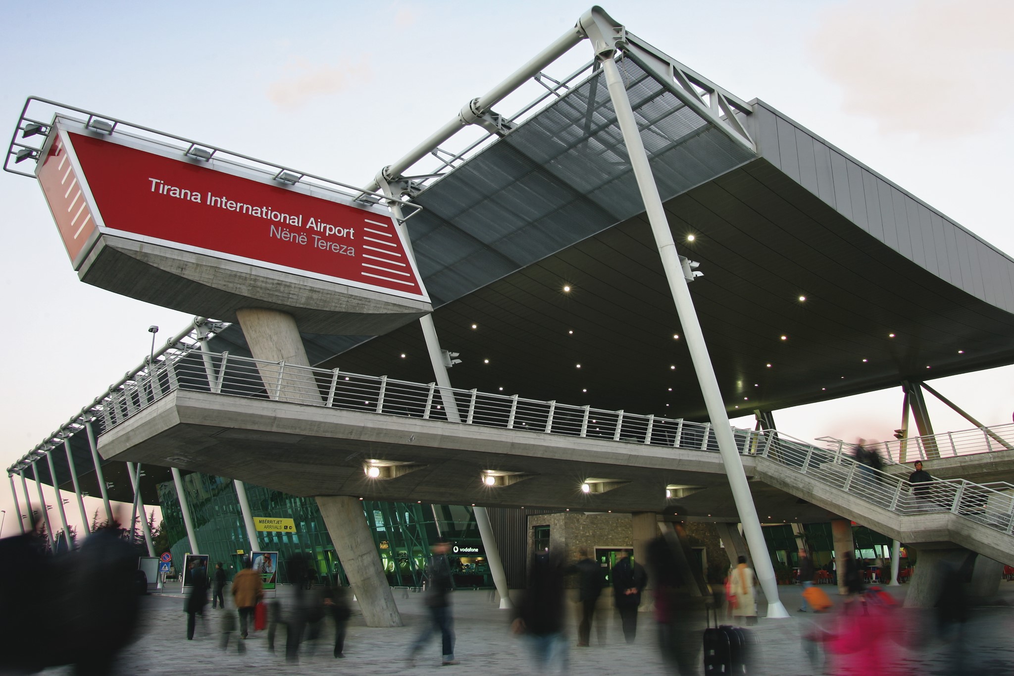 Franca “hap dyert” për shqiptarët e vaksinuar vetëm me Pfizer e AstraZeneca