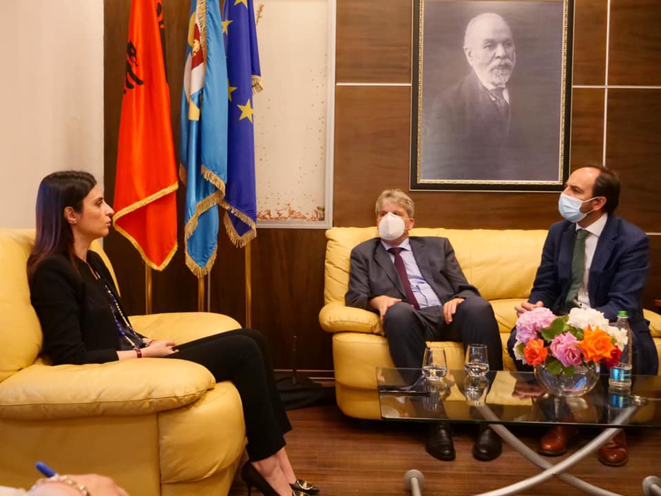 Sako takohet me ambasadorin austriak dhe atë spanjoll për ngritjen e urave të bashkëpunimit në disa fusha