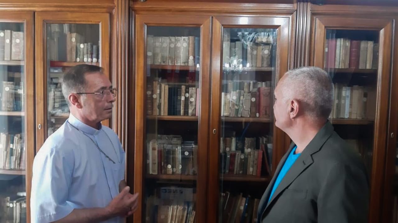 Meta merr një dhuratë të çmuar në Tivar: Mezi pres të lexoj një nga botimet kishtare më të vjetra në rajonin tonë