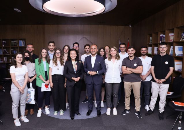 Ambasadorja Kim këshilla të rinjve: Nxisni ndryshim duke menduar në mënyrë kritike