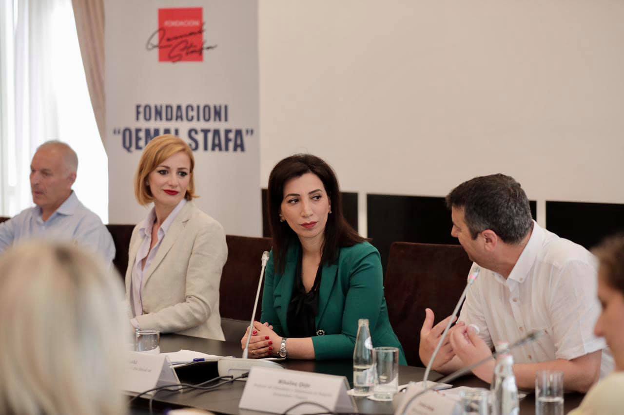 Ministrja Kushi ftesë të rinjve: Së bashku të japim kontribut për Shqipërinë