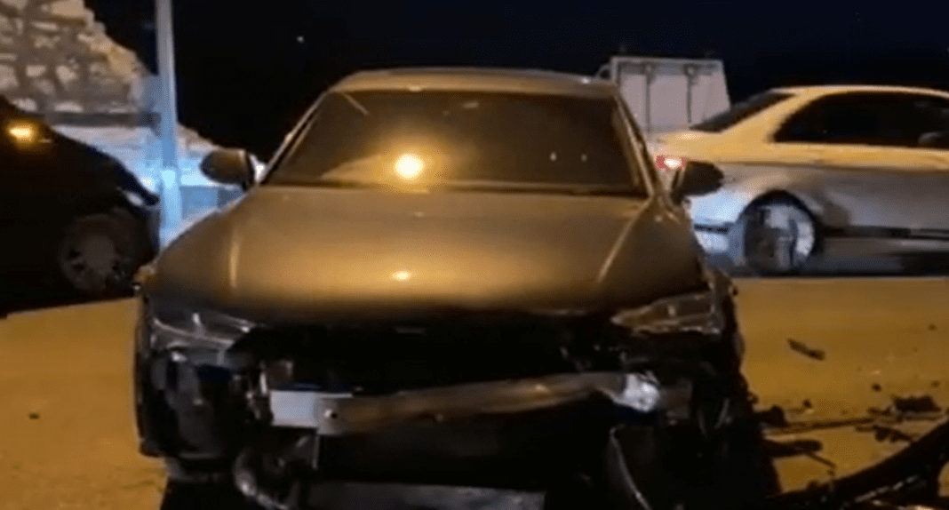 Shoferja me “Audi” luksoz humb kontrollin dhe përfshihet në aksident, dërgohet me urgjencë në spital