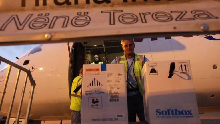 Mbërrijnë 11,700 doza të vaksinës Pfizer në Rinas