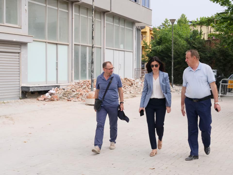 Riforcimi i pallateve me shkallë dëmi DS4, kryebashkiakja Sako inspekton pallatin shumëkatësh