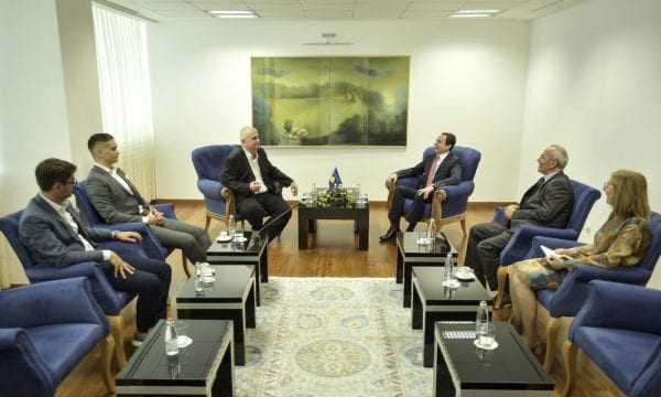 Kurti takon politikanin serb, kërkojnë të hapen arkivat për të pagjeturit dhe varret masive