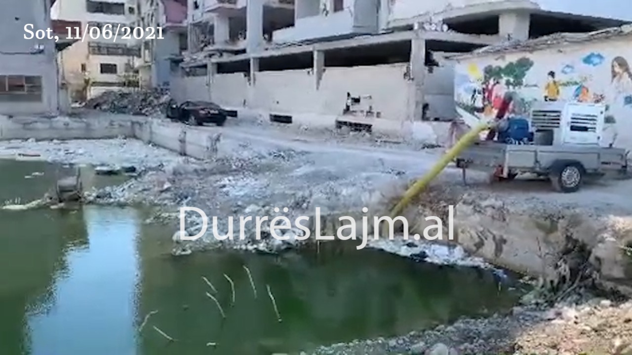 Durrës, nis pastrimi i gropës që ishte kthyer në “strehë” bretkosash (VIDEO)