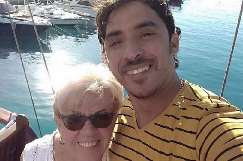 Çifti me 45 vite diferencë vuajnë largësinë, 36-vjeçari: Kam frikë se do ta gjej të vdekur kur të kthehem!