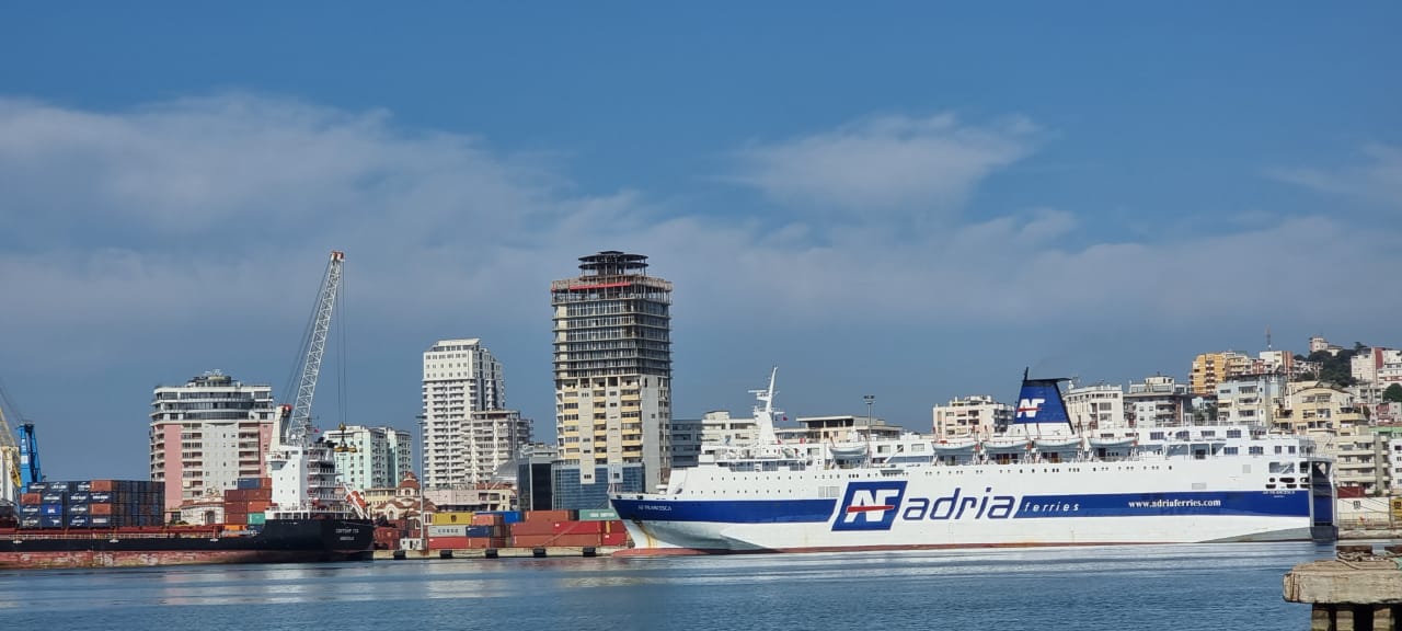 Rikthimi drejt normalitetit në Portin e Durrësit, rritet numri i lundrimit të trageteve