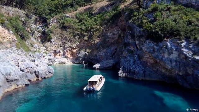 Turizmi me gomone në Shqipëri