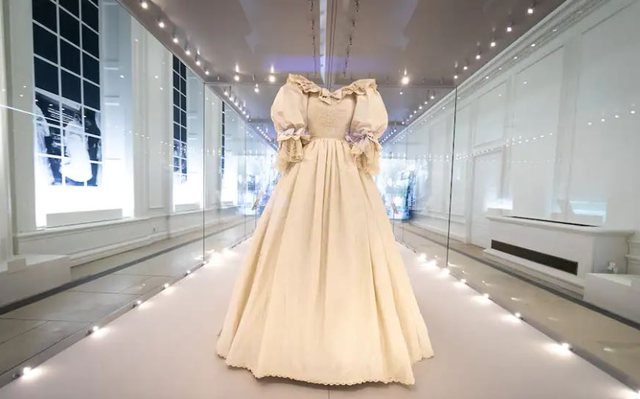 Ekspozita mbretërore e modës, rishfaqet fustani i nusërisë së Princeshës Diana