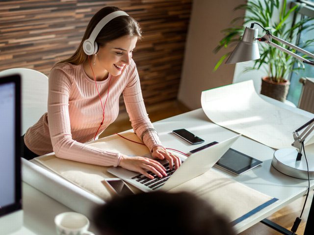 Arsyeja pse duhet të dëgjoni muzikë gjatë kohës që punoni!