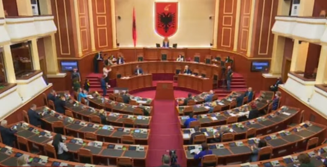 Miratohet raporti i Komisionit Hetimor për shkarkimin e Presidentit Meta