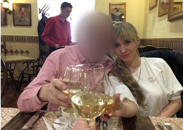 32-vjeçarja mashtron burrin dhe i vjedh 250 mijë dollarë