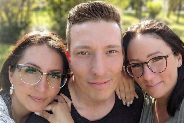 35-vjeçari me fat merr bekimin e gruas dhe martohet me 2 të dashurat!