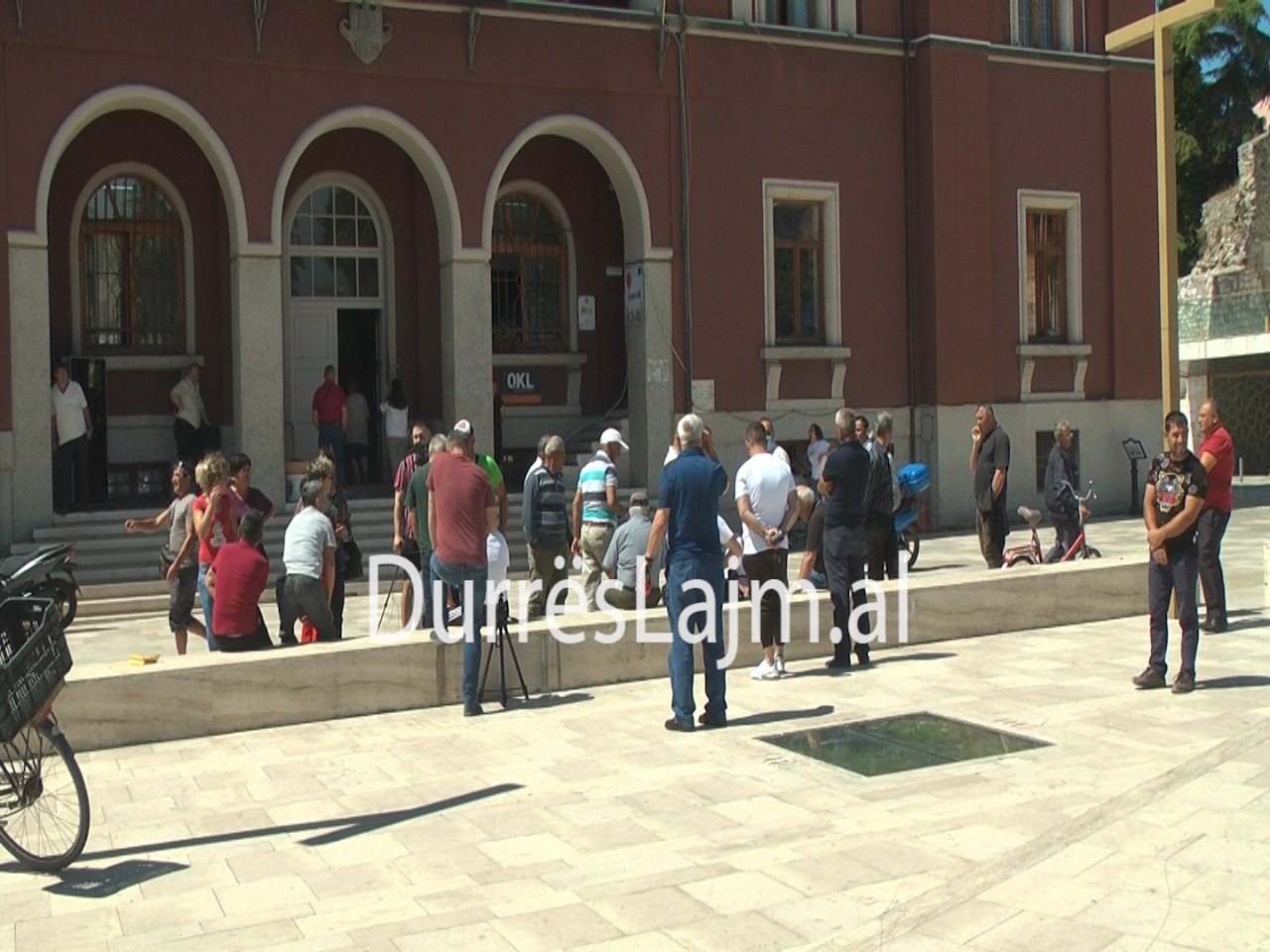 Tregtarët ambulantë sërish protestë para Bashkisë së Durrësit: Nuk e kemi pushtuar ne bregdetin (VIDEO)