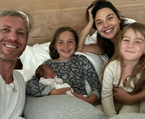 “Wonder Women” bëhet nënë për herë të tretë