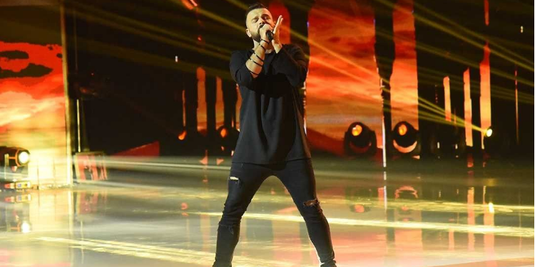 Historia e dashurisë që fshihet pas “thikave” të Alban Ramosajt