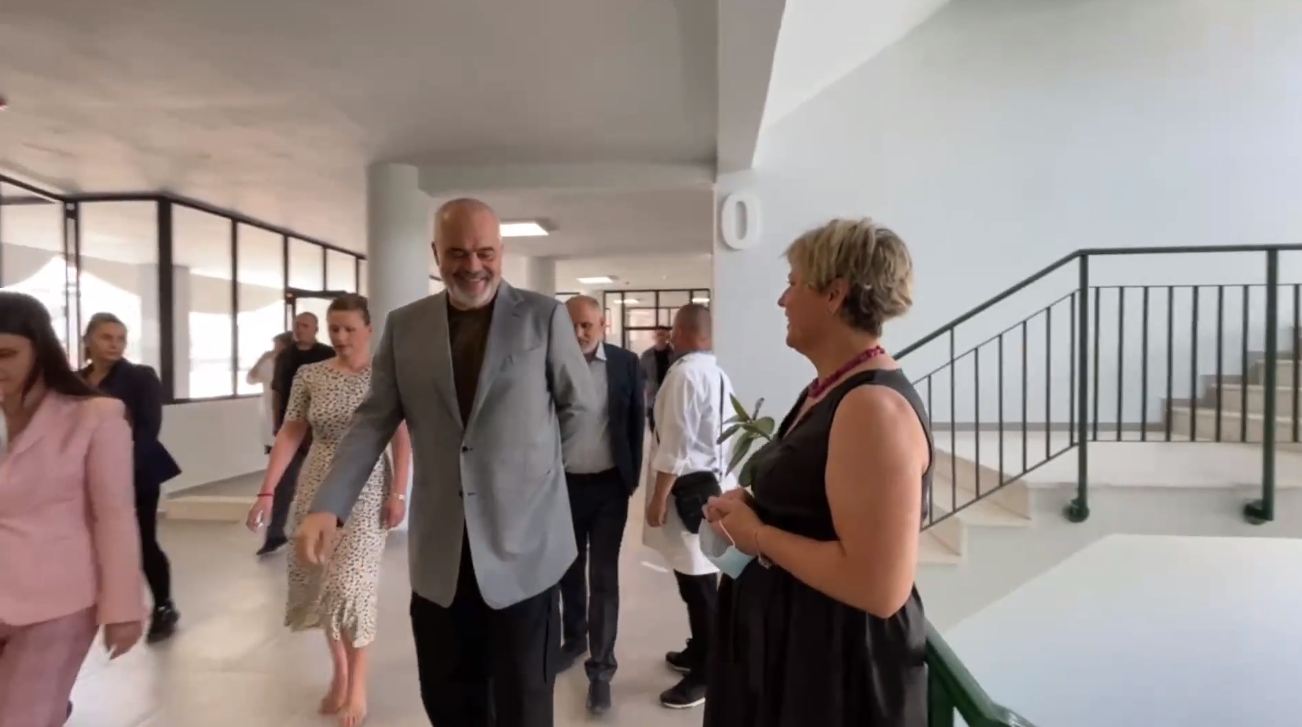 Durrës, Rama vizitë në shkollën e re 9-vjeçare “Qemal Mici” (VIDEO)