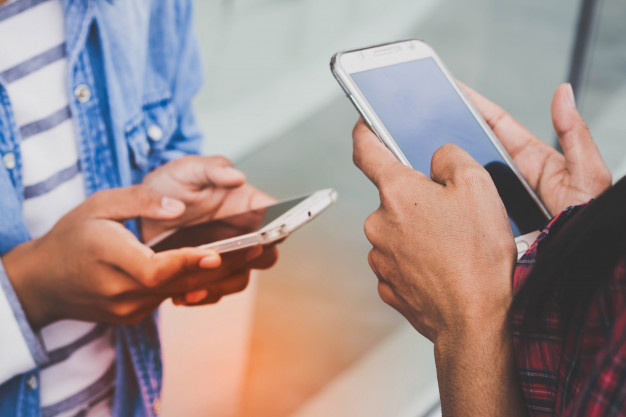 Celularët, rritja e përdorimit të internetit nuk ndalet, 33% më shumë në janar-mars