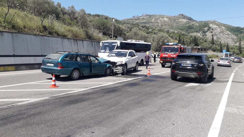 Dy makina përplasen me njëra-tjetrën, dy të plagosur