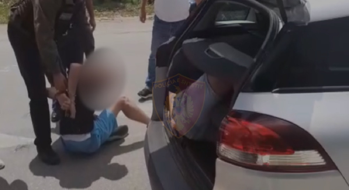 I riu kapet me dy emigrantë në bagazhin e makinës