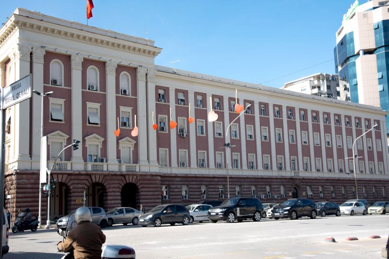 Kuvendi i Shqipërisë mbyll dyert për gazetarët