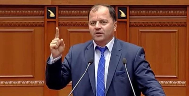 Maliqi thirrje deputetëve socialistë: Votoni kundër shkarkimit të presidentit