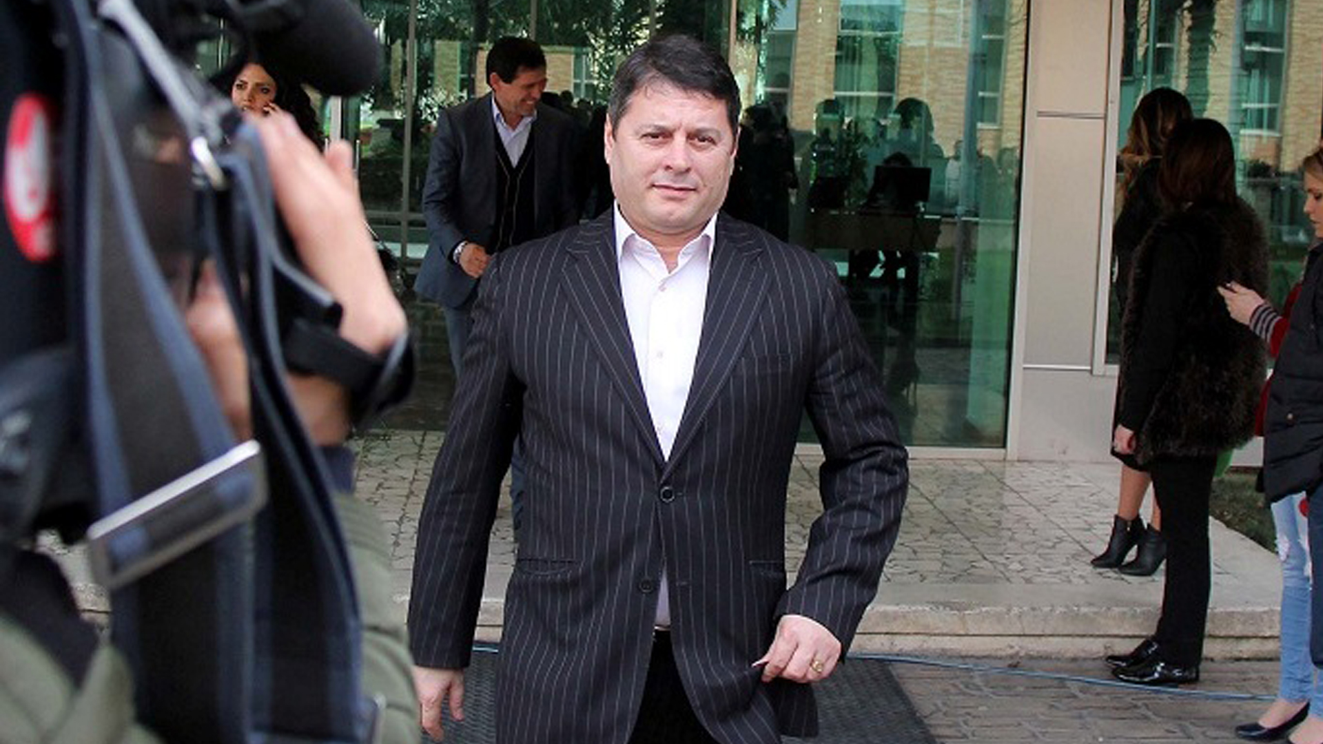 Pjerin Ndreu reagon për përplasjen me efektivët: Policë barkderrë që kapërcejnë kompetencat