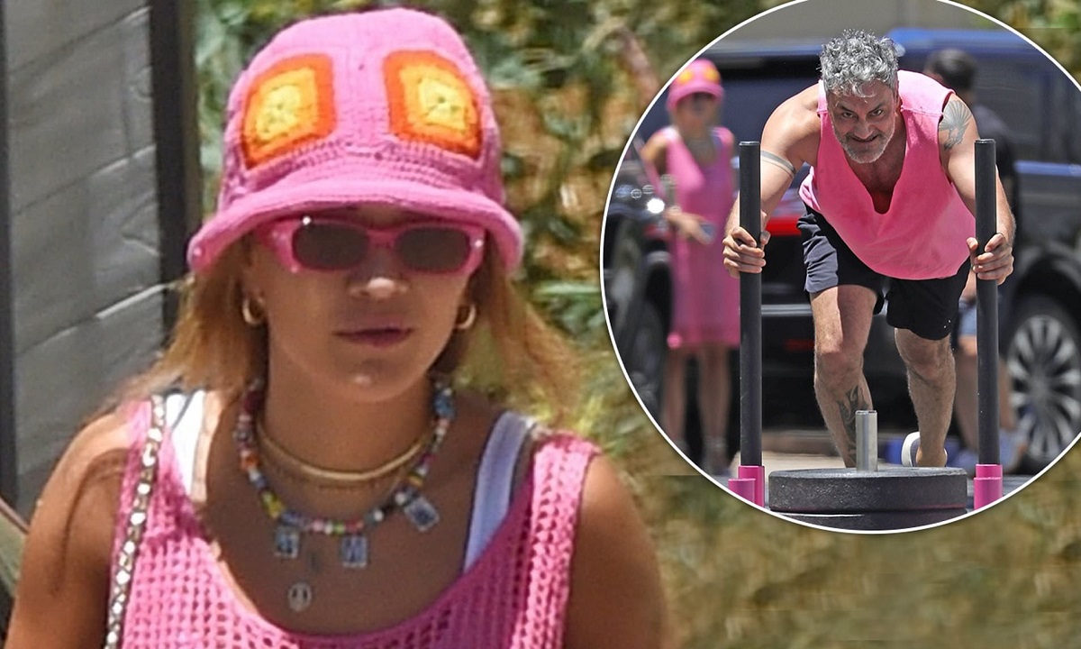 Rita Ora shfaqet elegante me fustan rozë gjatë një shëtitje në Los Angeles