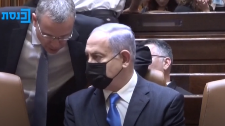 Netanyahu ulet në karrigen e kryeministrit, dikush i kujton që ai nuk është më vendi i tij (VIDEO)