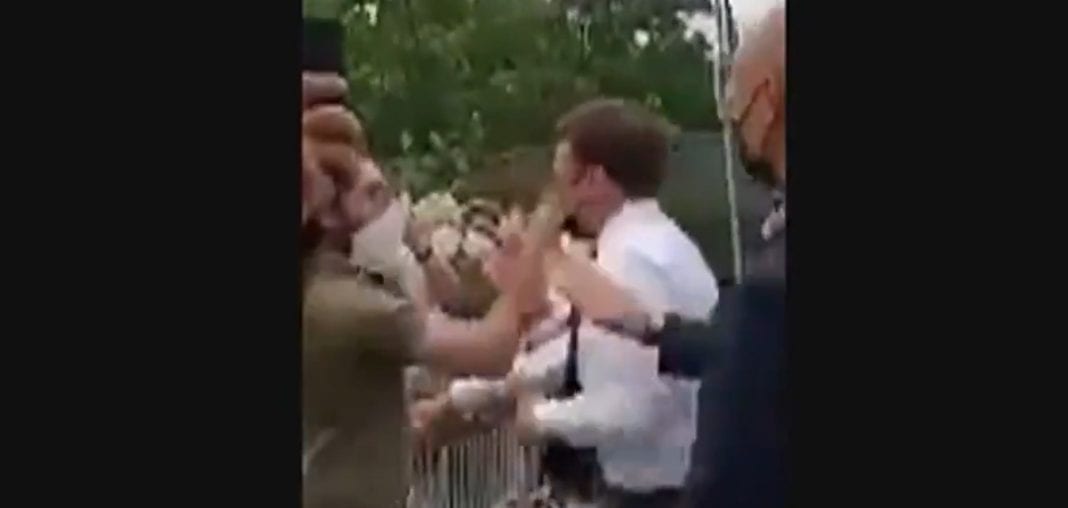 Presidenti i Francës Macron qëllohet me shuplakë në fytyrë, arrestohen dy persona (VIDEO)