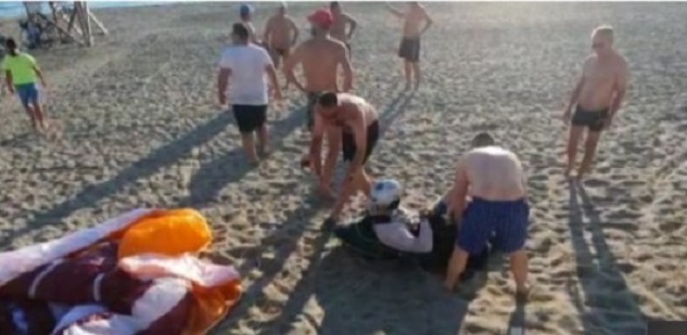 Plagoset parashutisti pas përplasjes me palmat