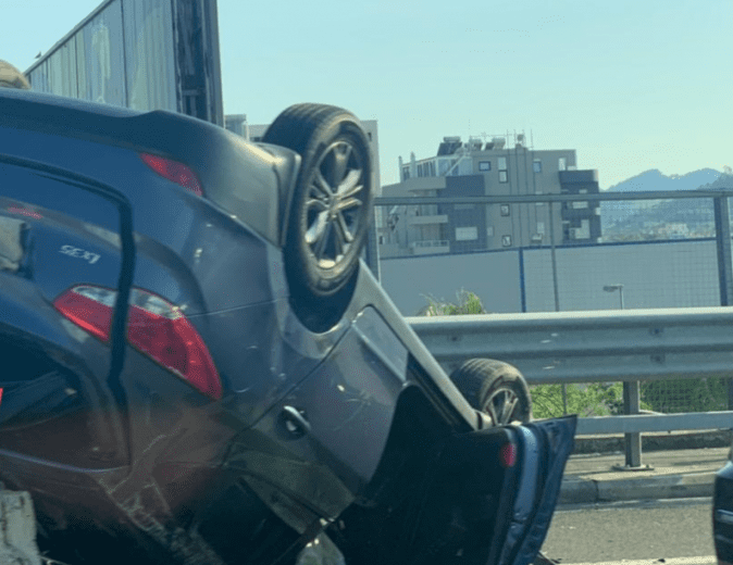 Aksident i trefishtë në Tiranë-Vorë, lëndohen dy persona