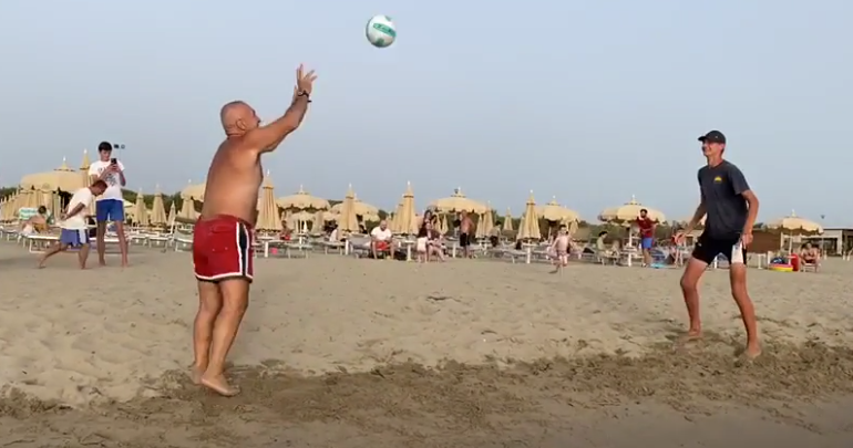 Presidenti Meta sfidon vapën duke luajtur me top në bregdetin e Durrësit (VIDEO)