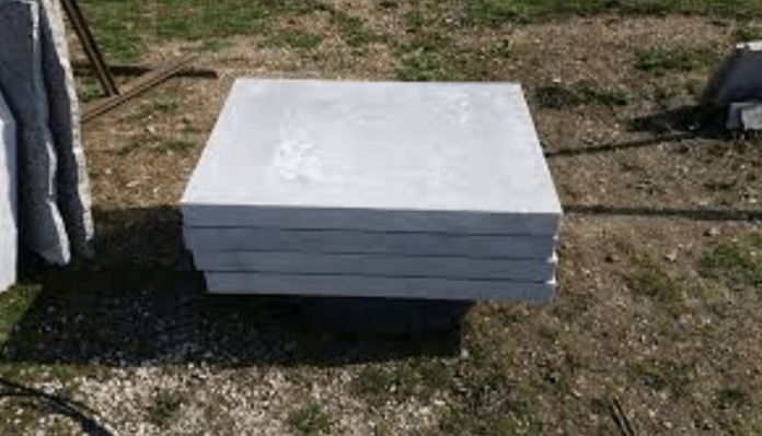 Humb jetën i moshuari, i bie pllaka e mermerit në kokë