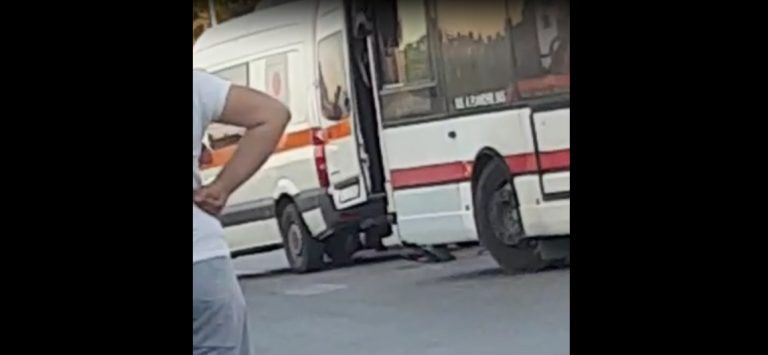 Me shpejtësi të lartë, automjeti përplas tek vijat e bardha kalimtarin në Durrës