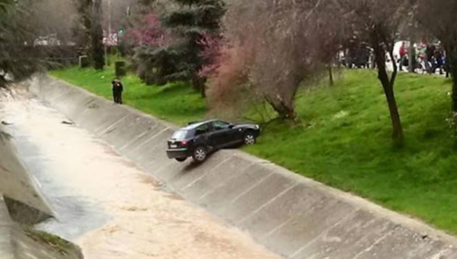 Tjetër aksident i rëndë, burri i shtrirë në mes të rrugës, makina përfundon në Lanë