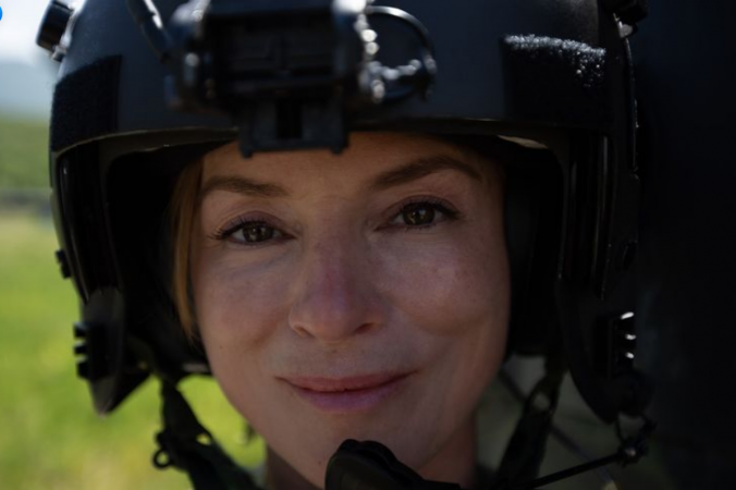 Ambasadorja Kim prezanton piloten shqiptare që është pjesë e ushtrisë amerikane