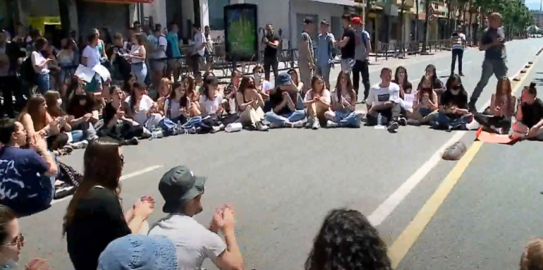 Në ditën e dytë të protestës, maturantët zhvendosen te QSHA: Të ulet tavani i pikëve për tezën e matematikës