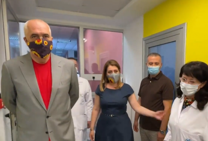 Rama dhe Manastirliu inspektojnë laboratorin e ri te Materniteti “Koço Gliozheni”