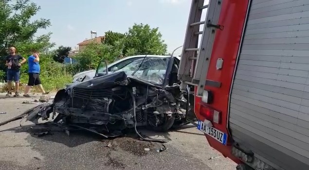 Aksident i rëndë, dy makina përplasen me njëra-tjetrën, dy të plagosur