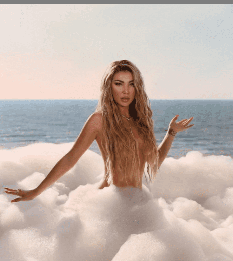 Roza Lati nxjerr fotot topless, në ditëlindjen e saj