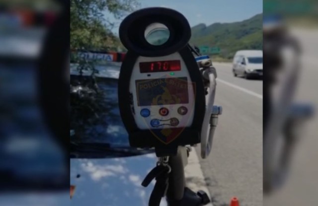 Me 170 km/orë në autostradë, policia: Mos fluturoni në rrugë! (VIDEO)