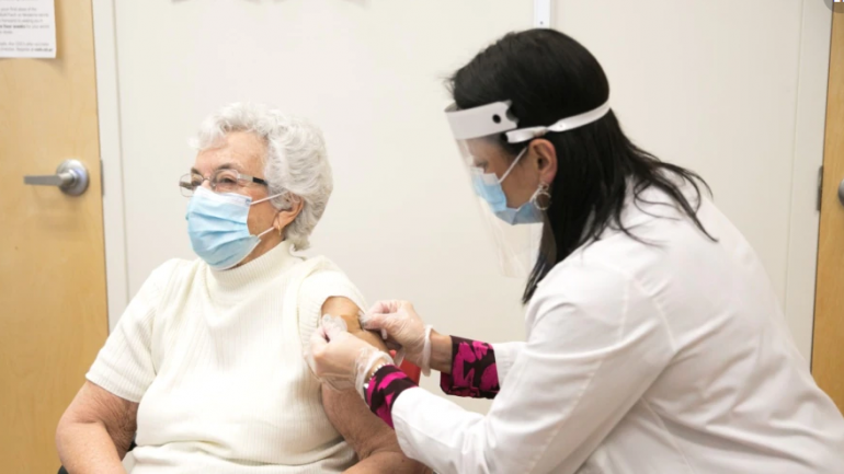 SHBA synon vaksinimin e 70 për qind të të rriturve deri në korrik