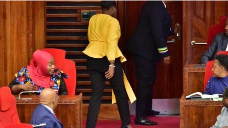 Deputetja dëbohet nga seanca parlamentare, sepse kishte veshur pantallona të ngushta!