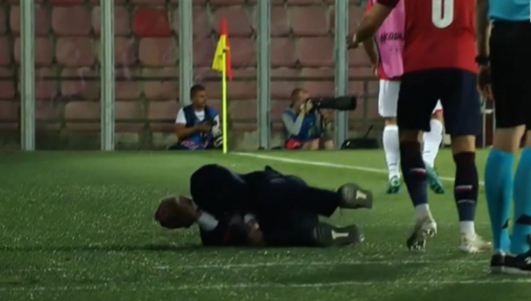 Rrëzohet trajneri Reja, përplaset nga lojtarët kundërshtarë