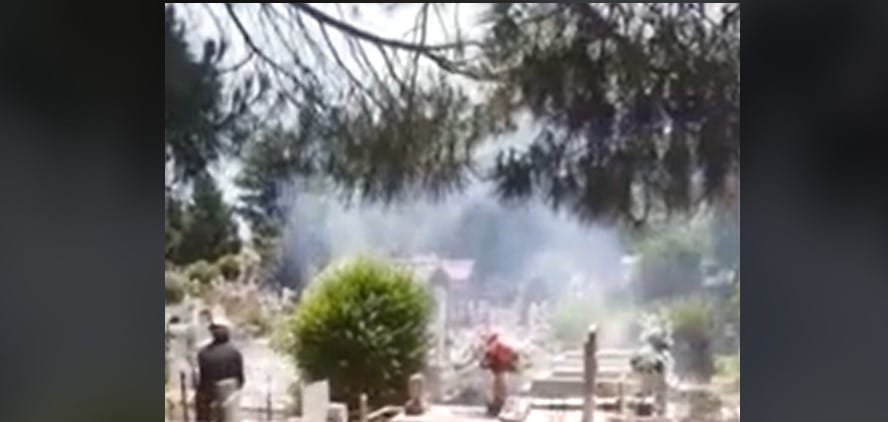 Familjarët harruan ndezur qirinjtë, shpërthen zjarri në varreza