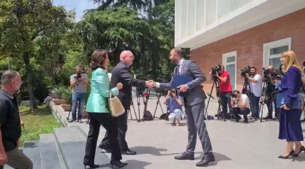 Pas takimit me Ramën, zyrtari i lartë i DASH i shkon Bashës në zyrë