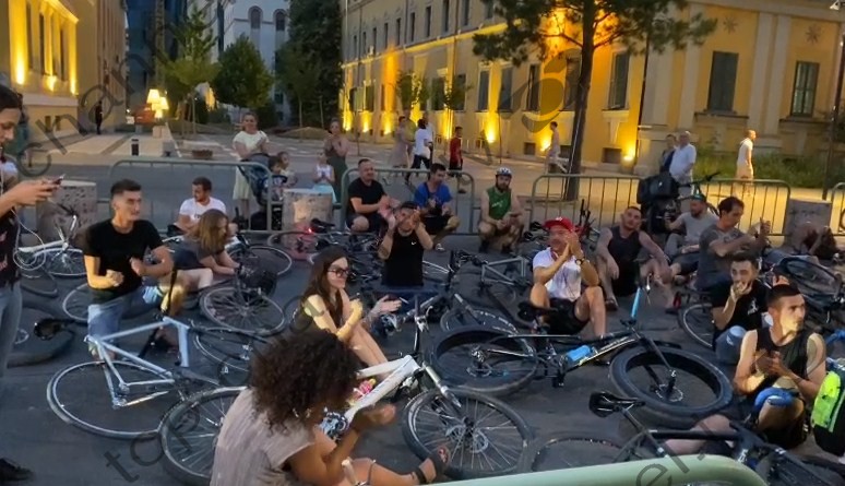 Aksidenti i mori jetën një familjeje, qytetarët protestojnë në Tiranë