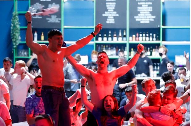 Fitorja vjen pas 53 vitesh, “çmenden” tifozët në rrugët e Londrës (FOTO)